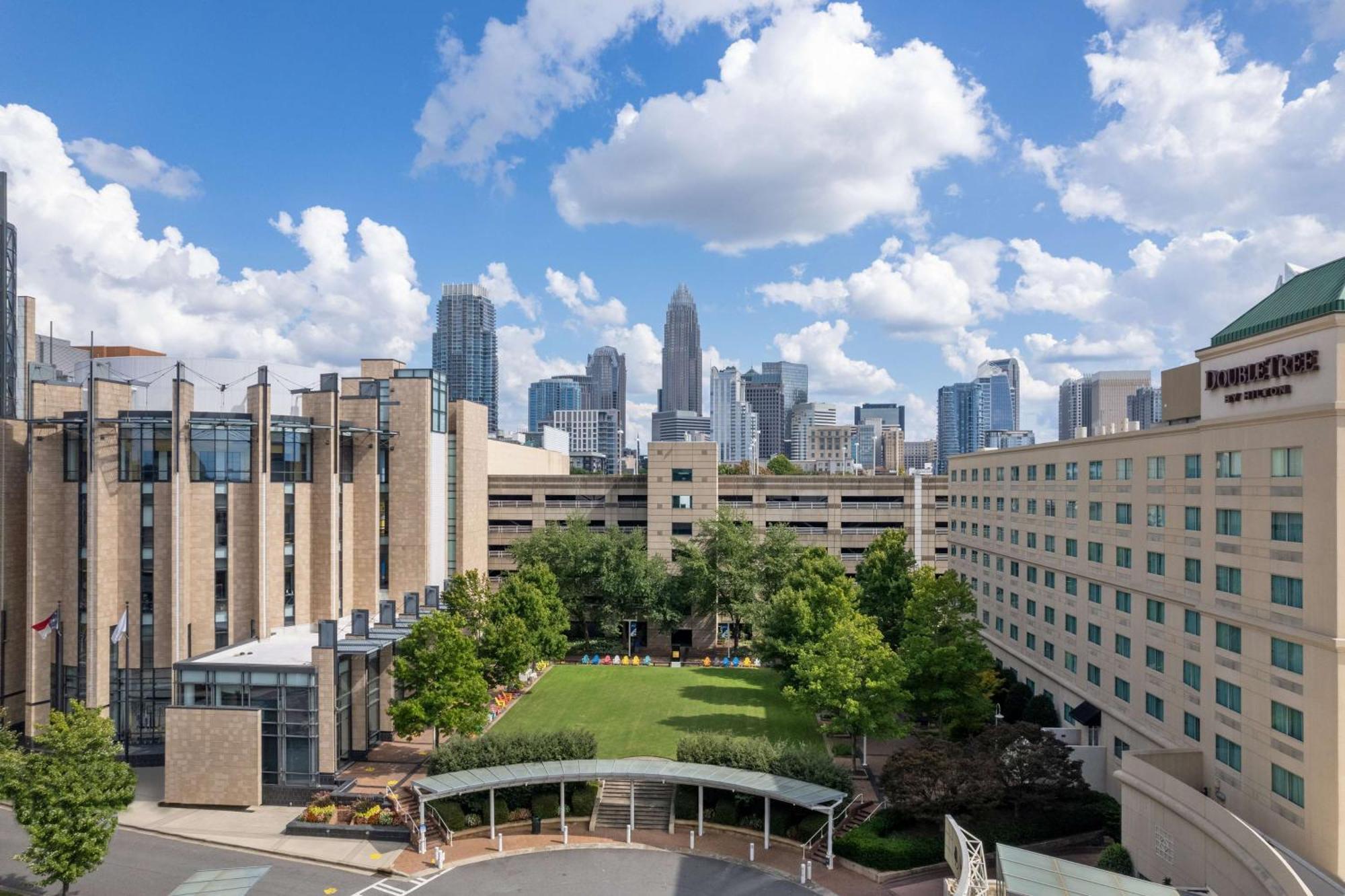 Hotel Doubletree By Hilton Charlotte Uptown Exterior foto
