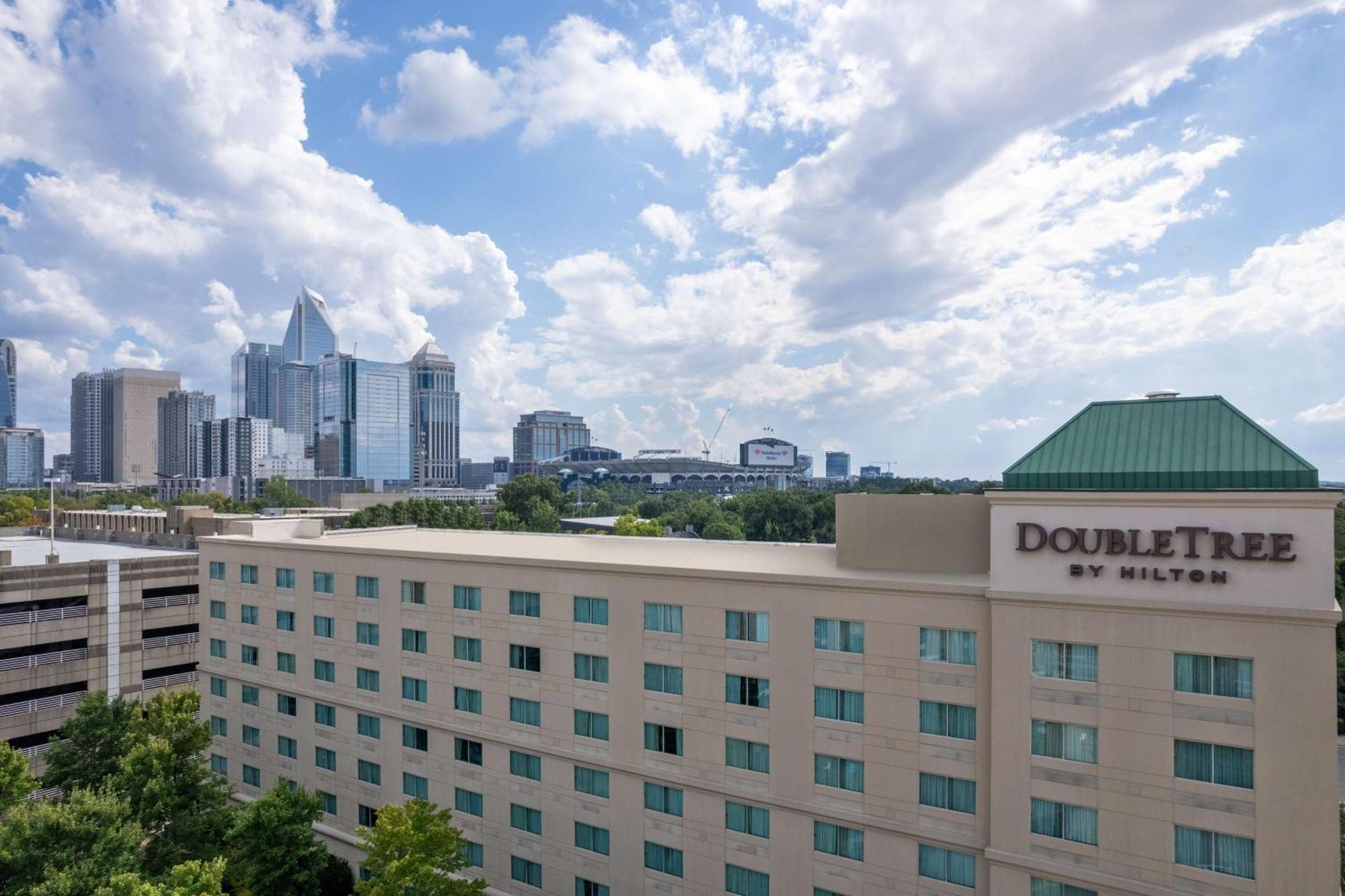 Hotel Doubletree By Hilton Charlotte Uptown Exterior foto