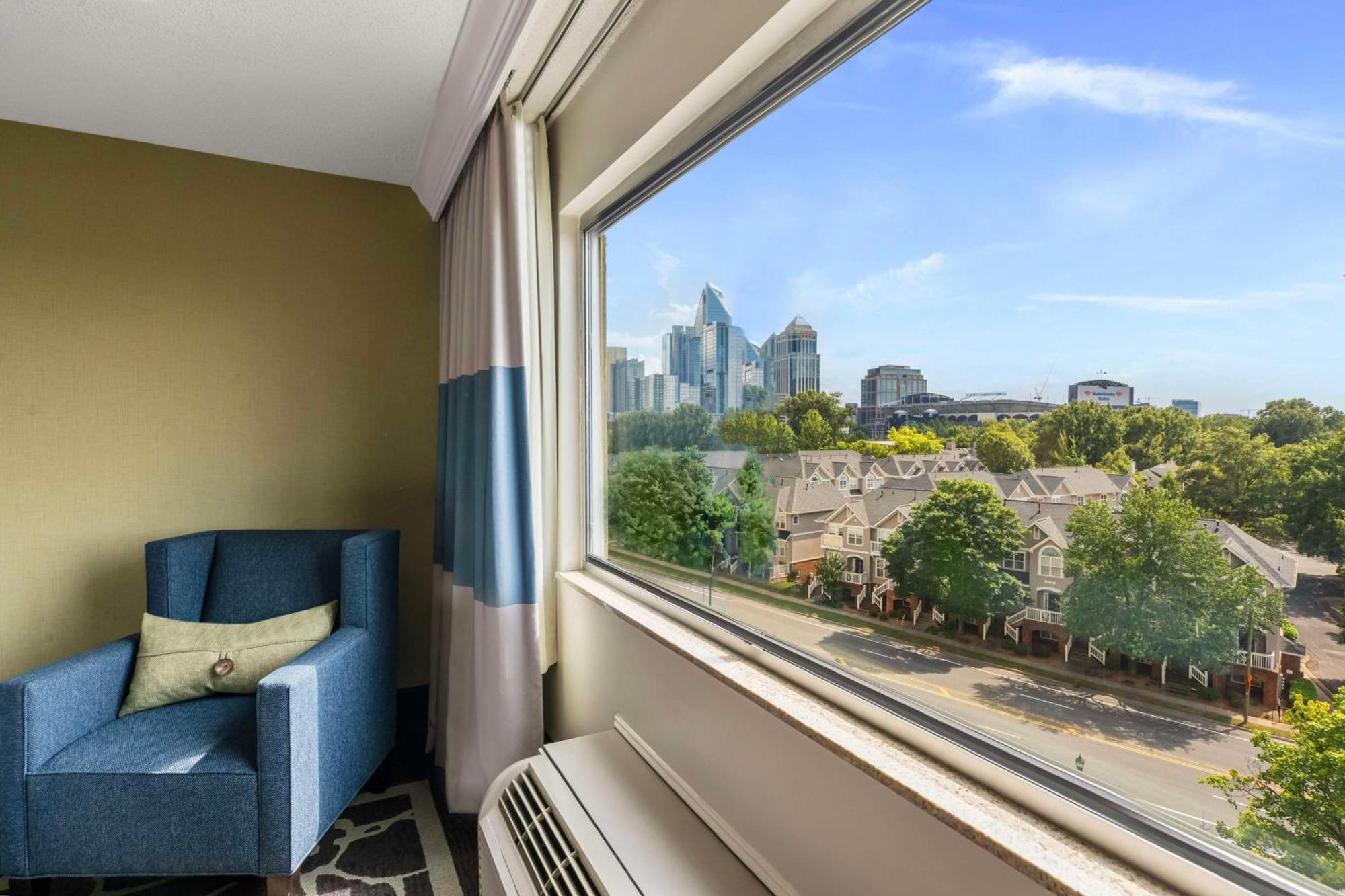Hotel Doubletree By Hilton Charlotte Uptown Exterior foto